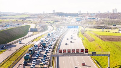 Autobahn mit langem Stau